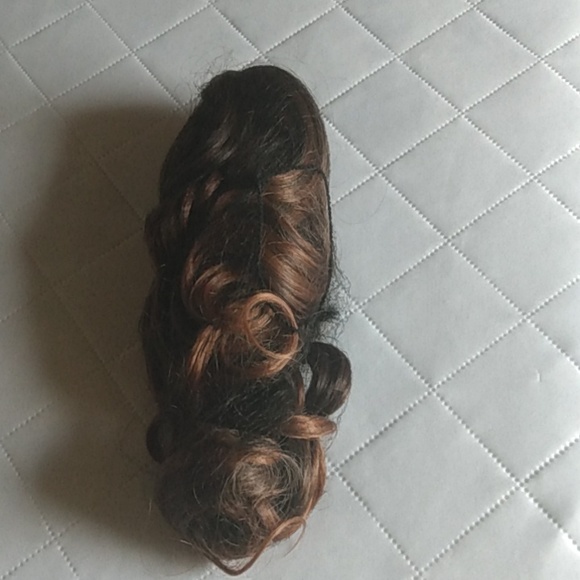Caisha clip on ponytail hairpiece - Picture 4 of 6